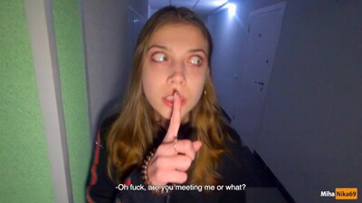 爸妈在家！楼梯偷情激战，内射爆满弄脏裤子，只能硬穿继续 POV 4K